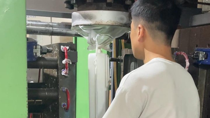 One-piece blow-moulding machine forming a cistern body